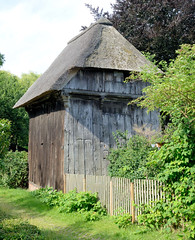 Neuengamme  ist ein Hamburger Stadtteil im Elbmarsch-Gebiet der Vierlande im Bezirk Bergedorf. Historischer Speicher, Holzgebäude mit Reetdach - der Turmspeicher wurde um 1580 errichtet und steht unter Denkmalschutz.