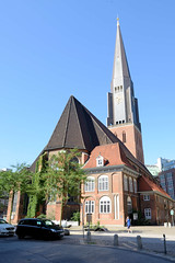 Fotos aus der Hamburger Innenstadt, City; Stadtteil Altstadt - Bezirk Mitte. Sankt Jacobikirche - Blick vom Jacobikirchhof.