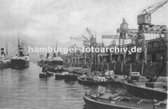 Historische Hafen-Fotografien aus Hamburg  - Schuten und Frachtschiffe im Indiahafen.