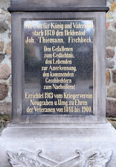 Fotos aus dem Hamburger Stadtteil Neugraben-Fischbek, Bezirk Hamburg Harburg. Denkmal an der Cuxhavener Straße - Inschrift: Mit Gott für König und Vaterland starb 1870 den Heldentod - Den Gefallenen zum Gedächnis, den Lebenden zur Anerkennung, den ko