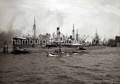 Frachtschiffe und Binnenschiffe an Dalben im Indiahafen - Blick zum Hansahöft / Hansahafen; ca. 1934.