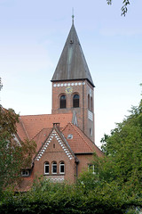 Fotos aus dem Hamburger Stadtteil Neugraben-Fischbek, Bezirk Hamburg Harburg.  Kirchengebäude, Kirchturm der St. Michaeliskirche an der Cuxhavener Straße; errichtet 1911, Architekt Karl Mohrmann.