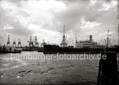 Das Motorschiff HELUAN läuft in den Hamburger Hafen ein; ca. 1930.