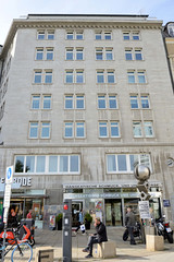 Historische Architektur in der Hamburger Innenstadt, Stadtteil Neustadt. Blick auf das Prienhaus in den Colonnaden, errichtet 1935 - Architekten Elinigius & Schramm.