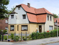 Fotos aus dem Hamburger Stadtteil Neugraben-Fischbek, Bezirk Hamburg Harburg. Mit unterschiedlicher Fassadenverkleidung versehene Villa in der Frankoper Straße.