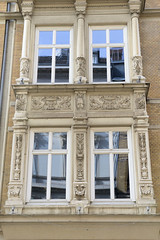 Historische Architektur in der Hamburger Innenstadt, Stadtteil Neustadt. Relief, Fensterdekor mit Säulen - Detail, Etagengeschäftshaus in den Hamburger Colonnaden - errichtet 1879, Architekt Wilhelm Hauers.
