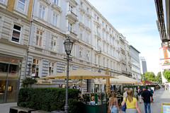 Historische Architektur in der Hamburger Innenstadt, Stadtteil Neustadt. Fussgängerzone Colonnaden mit Restaurants und Cafés auf dem Gehweg.