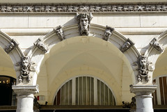 Historische Architektur in der Hamburger Innenstadt, Stadtteil Neustadt. Säulen / Dekorbogen mit Bauschmuck in den Colonnaden - das Etagengeschäftshaus wurde 1879 errichtet, Architekt Adolph Necker.