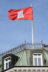 Historische Architektur in der Hamburger Innenstadt, Stadtteil Neustadt. Hamburg Fahne / Flagge im Wind - Kupferdach am Neuen Jungfernstieg.