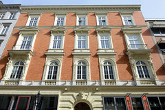 Historische Architektur in der Hamburger Innenstadt, Stadtteil Neustadt. Hausfassade mit Dekorelementen, Etagengeschäftshaus in den Colonnaden; errichtet 1879, Architekten Bahre & Querfeld.