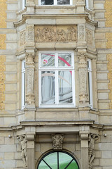Historische Architektur in der Hamburger Innenstadt, Stadtteil Neustadt. Detail, Fensterrelief / Säulen;  Etagengeschäftshaus in den Hamburger Colonnaden - errichtet 1879, Architekten Hauers & Hüser.