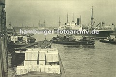 Alte Hamburg-Fotos - Schlepper mit Schute - Frachtschiffe an Holzdalben.