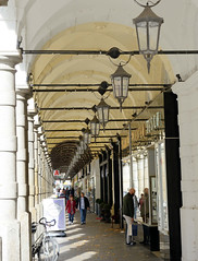 Historische Architektur in der Hamburger Innenstadt, Stadtteil Neustadt.  Colonnaden mit Geschäften und Eisenlampen.