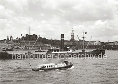 Elbe bei den St. Pauli Landungsbrücken - Johannisbollwerk, St. Michaeliskirche; ca. 1936.