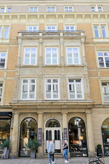 Historische Architektur in der Hamburger Innenstadt, Stadtteil Neustadt. Etagengeschäftshaus in den Hamburger Colonnaden - errichtet 1879, Architekt Wilhelm Hauers.