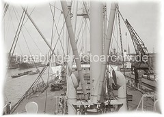 Frachtschiff am Australiakai des Indiahafens - Schuten im Hafenbecken; ca. 1934.