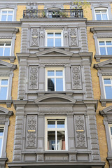 Historische Architektur in der Hamburger Innenstadt, Stadtteil Neustadt. Detail, Schmuckfassade mit Architektennamen - Etagengeschäftshaus in den Colonnaden; errichtet 1878 - Architekten Elvers & Martens.
