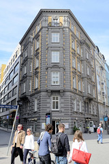 Historische Architektur in der Hamburger Innenstadt, Stadtteil Neustadt. Etagengeschäftshaus in den Colonnaden; errichtet 1878 - Architekten Elvers & Martens.