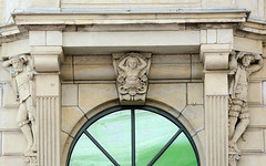 Historische Architektur in der Hamburger Innenstadt, Stadtteil Neustadt. Figürlicher Bauschmuck / Fassadendekor in den Colonnaden.