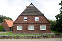 Fotos aus dem Hamburger Stadtteil Neugraben-Fischbek, Bezirk Hamburg Harburg. Hofanlage mit Wohngebäude, errichet 1928 - die Gebäude in der Fancoper Straße stehen unter Denkmalschutz.
