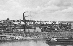 Historische Fotografien aus Harburg -  Schiffe im Harburger Liegehafen, qualmende Fabrikschlote.