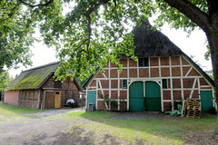 Fotos aus dem Hamburger Stadtteil Neugraben-Fischbek, Bezirk Hamburg Harburg. Historische Hofanlage in der Straße Im Neugrabener Dorf - die Gebäude stehen unter Denkmalschutz.