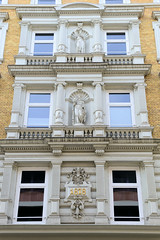 Historische Architektur in der Hamburger Innenstadt, Stadtteil Neustadt. Hausfassaden mit Skulpturen und Jahreszahl - unter Denkmalschutz stehendes Etagengeschäftshaus in den Colonnaden; errichtet 1878.