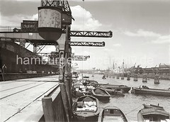 Beladen von Schuten am Kamerunkai / Indiahafen - Blick Richtung Norderelbe, Strandhafen ca. 1934.