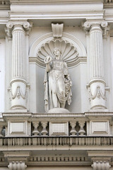 Historische Architektur in der Hamburger Innenstadt, Stadtteil Neustadt. Figürlicher Bauschmuck zwischen Säulen - Hausfassada in den Colonnaden, 1878.