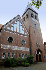 Fotos aus dem Hamburger Stadtteil Neugraben-Fischbek, Bezirk Hamburg Harburg. Kirchengebäude, Kirchturm der St. Michaeliskirche an der Cuxhavener Straße; errichtet 1911, Architekt Karl Mohrmann.