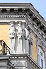 Historische Architektur in der Hamburger Innenstadt, Stadtteil Neustadt. Bauschmuck einer Hausecke, figürliches Dekor in den Colonnaden.