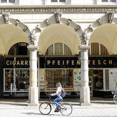 Historische Architektur in der Hamburger Innenstadt, Stadtteil Neustadt. Säulen / Dekorbogen mit Bauschmuck in den Colonnaden - das Etagengeschäftshaus wurde 1879 errichtet, Architekt Adolph Necker.