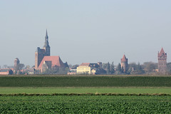 Fischbeck (Elbe) ist ein Ortsteil der Gemeinde Wust-Fischbeck im Landkreis Stendal in Sachsen-Anhalt. Blick von Fischbeck zu den Türmen der Stadt Tangermünde.