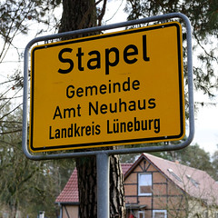 Stapel ist ein Ortsteil der Gemeinde Amt Neuhaus in Niedersachsen.