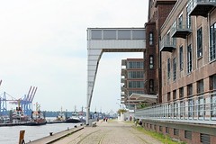 Fotos aus Hamburg  Ottensen - Kaianlage Altonaer Hafen. Links die Liegeplätze der Hafenschlepper und auf der gegenüber liegenden Elbseite die Containerkräne des Termials Burchardkai.