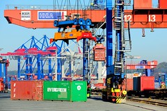 Laden eines Güterzugs, Beladung eines Güterwaggons mit einem Container.