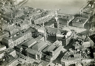 Altes Luftbild der Hamburger Altstadt; Blick auf die Börse / Handelskammer und das Rathaus; im Hintergrund die Binnenalster und der Jungfernstieg.