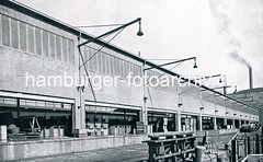 Neue Fischauktionshalle Grosse Elbstrasse ca. 1937. Die Tore zum Lagerschuppen sind geöffnet; Fischkisten stehen auf der Laderampe.