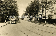 Straßenbahnschienen in der Veringstraße von Hamburg Wilhelmsburg, Lastwagen mit Plane am Straßenrand.