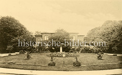 Historische Aufnahmen vom Eppendorfer Krankenhaus in  Hamburg; Grünanlage beim Badehaus,  Lenhartz-Büste.