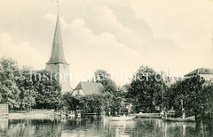 Historisches Bild vom Bergedorfer Mühlenteich und dem Kirchturm der  St. Petri und Pauli Kirche.