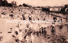 Badewetter an der Elbe Kinder spielen im Wasser, historisches Oevelgönne.