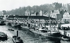 Altes Bild vom Altonaer Fischereihafen - Fischereiboote am Kai. Hinter den Lagerschuppen Güterwaggons der Hafenbahn auf der Grossen Elbstrasse.
