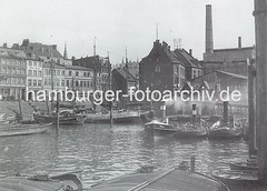 Historisches Bild vom Altonaer Holzhafen. Schlepper liegen am Anleger - im Vordergrund abgedeckte Schuten und am Kai Lastsegler.