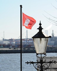 Hamburg Fahne am Fahnenmast bei der Köhlbrandbrücke - historische Laterne.