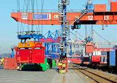 Verladung von Container - Bahngleise und Güterwaggons der Hafenbahn.