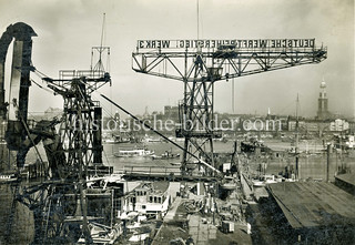 Historische Ansicht von den Werftanlagen der Deutschen Werft Reiherstieg Werk 3 auf Hamburg Steinwerder; im Hintergrund die Michaeliskirche, die Seewarte und Landungsbrücken.