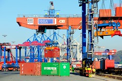 Portalkran bei der Bahnverladung eines Containers im Hamburger Hafen.
