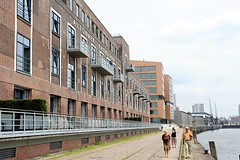 Fassade vom Altonaer Kaispeicher - umgebaut zum Bürogebäude im ehem. Fischereihafen. Die Kaianlage wird als Spazierweg entlang der Elbe genutzt.