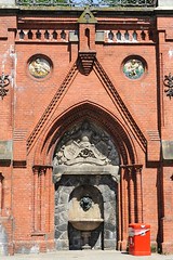 Brunnen am Kopfbau der Köhlbrandtreppe - Bilder historischer Architektur Hamburg Altonas.